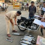 फलटण पोलिसांचा ‘मोकाट’ बुलेटस्वारांना दणका; १० दिवसांत २०७ केसेस, दीड लाखांहून अधिक दंड वसूल!.